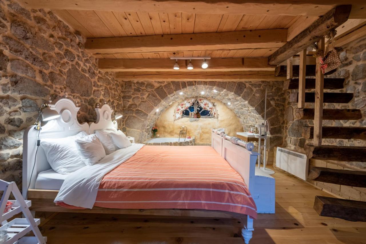 Villa Festina Lente - Cosy & Authentic Villa With Private Heated Pool Dobrinj Kültér fotó