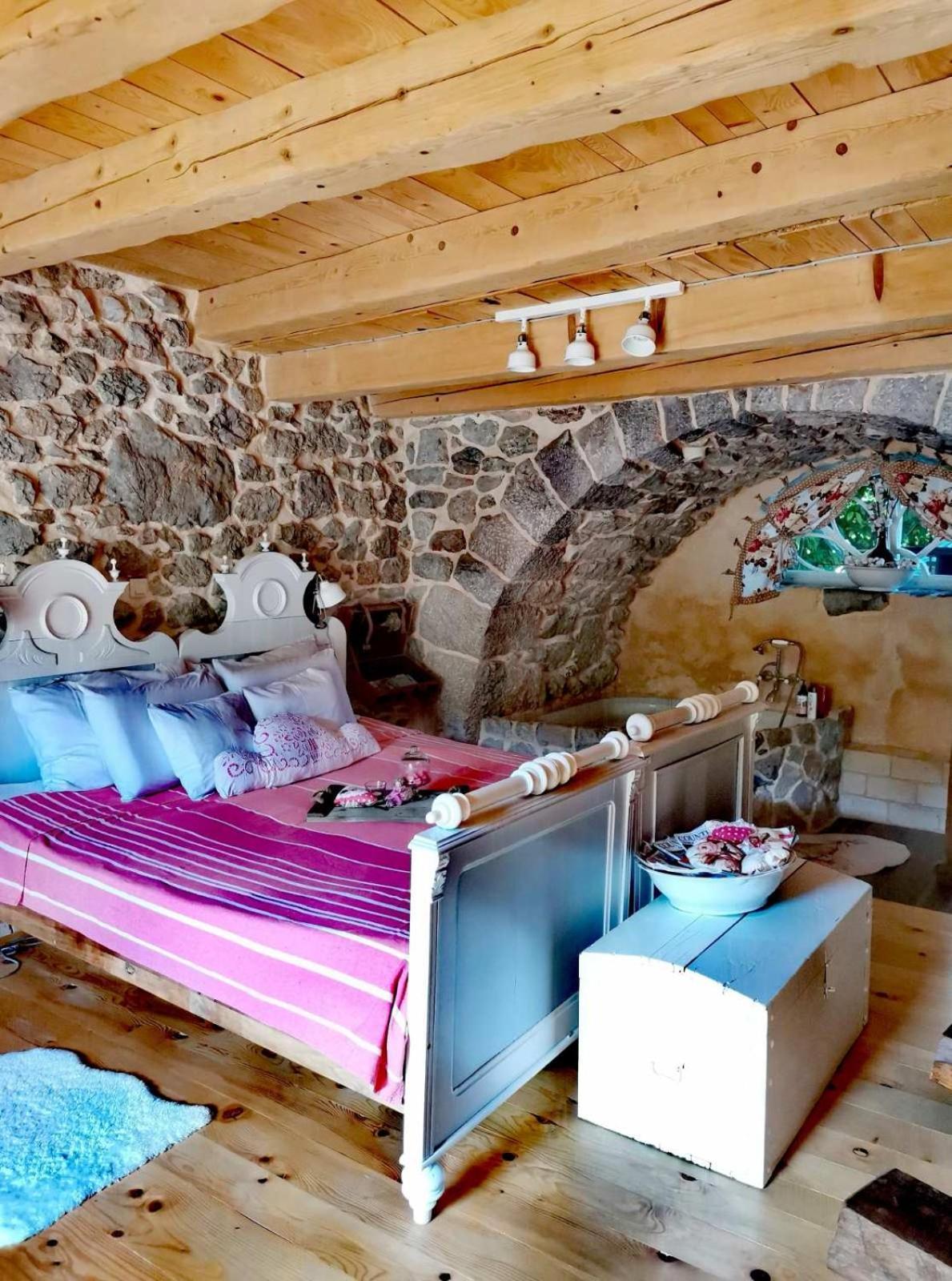 Villa Festina Lente - Cosy & Authentic Villa With Private Heated Pool Dobrinj Kültér fotó